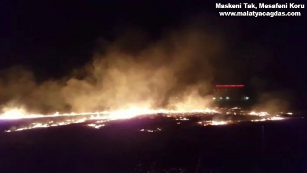 Anız yangını yerleşim alanına ulaşmadan söndürüldü