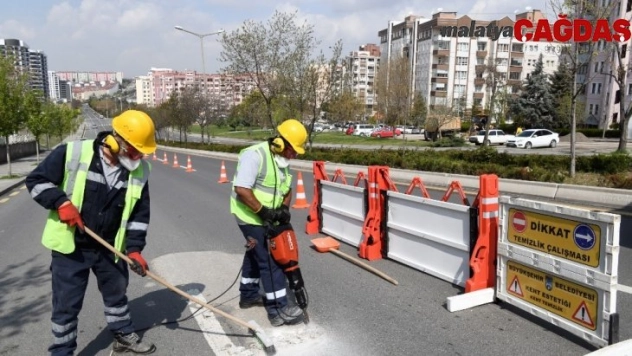Cadde ve sokaklardaki beton kalıntılarını temizliyor