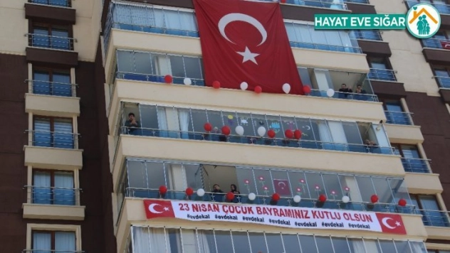 Ankara'da aynı binada oturan miniklerden şiirli 23 Nisan kutlaması