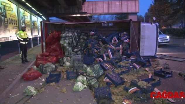 Ankara'da lastiği kopan kamyon devrildi: 1 yaralı