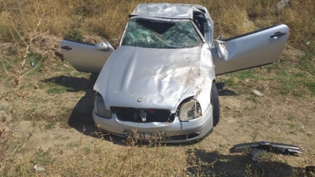 Ankara'da lüks otomobil takla attı: 1 yaralı