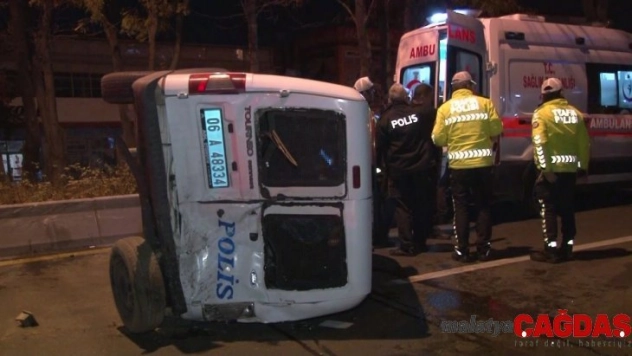 Ankara'da minibüs polis aracına çarptı: 2'si polis 4 yaralı