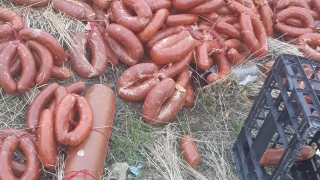 Ankara'da yüzlerce kilo et ürünü boş araziye atıldı