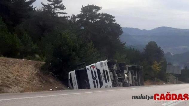 Ankara-İstanbul karayolunda tır devrildi: 1 yaralı