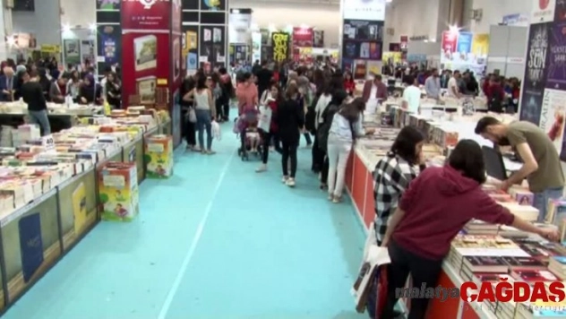 Ankara Kitap Fuarına ziyaretçi akını