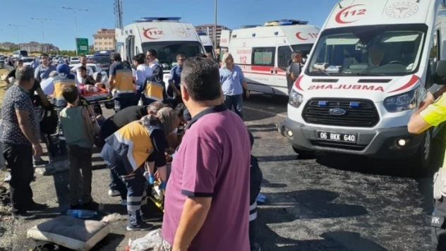 Minibüsün de karıştığı kazada en az 10 kişi yaralandı