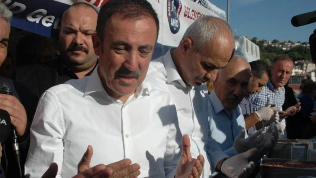 Ankaralılar ve Ankara'ya Hizmet Edenler Derneği vatandaşlara aşure dağıttı