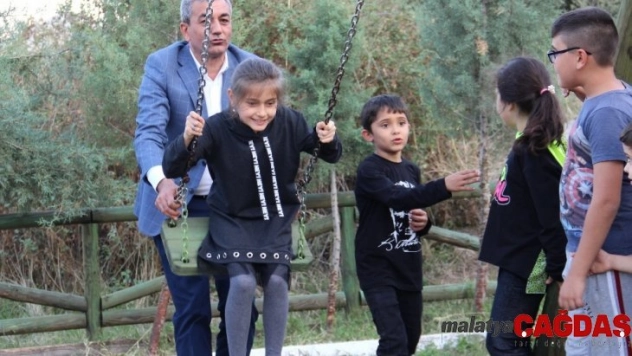 Anne babalar keyif yaptı, çocukları Belediye Başkanı baktı