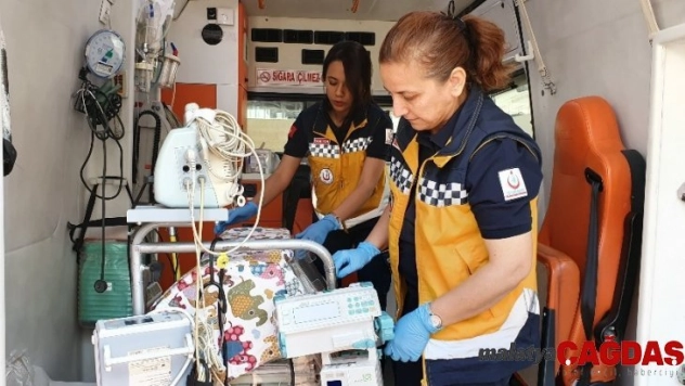 Anne kız aynı ambulansta bebeklerin hayatını kurtarıyor