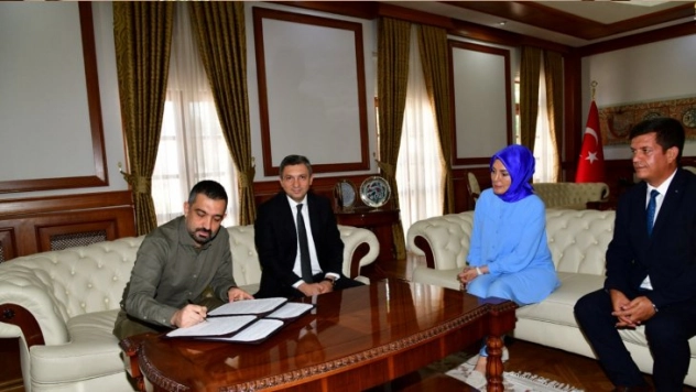 Anne ve babasının adına okul yaptıracak