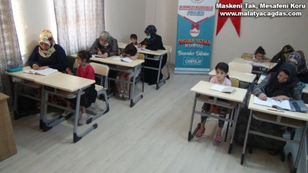 Anneler okuma yazmayı çocuklarının desteği ile öğreniyor