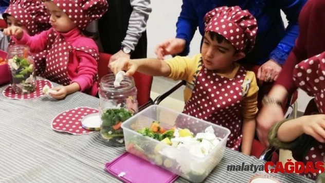 Anneler ve çocukları turşu kurdu