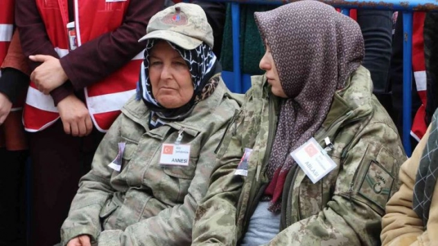 Annesi ve ablası kamuflajını giydi... Hataylı şehit son yolculuğuna uğurlandı