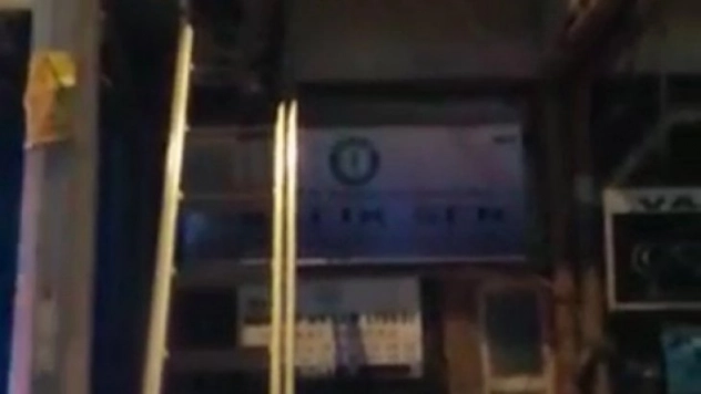 Annesinin iş hanında unuttuğu çocuğu itfaiye kurtardı