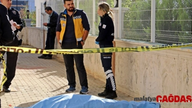 Annesinin pencereden düşüp öldüğünü duyunca sinir krizi geçirdi