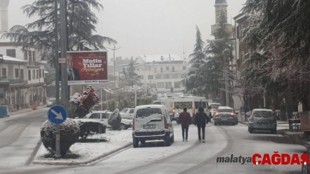 Antalya 'nın Korkuteli ilçesinde kar kalınlığı 25 santime ulaştı, elektrikler kesildi