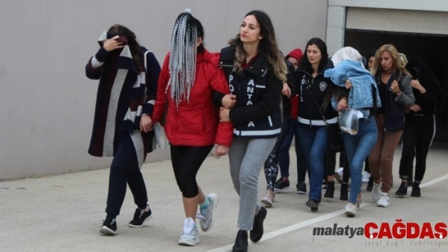 Antalya'da 'jigolo yapma' vaadiyle dolandırıcılık: 19 gözaltı