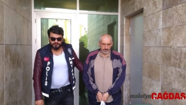 Antalya'da 4 iş yerinden telefon çalan zanlı tutuklandı