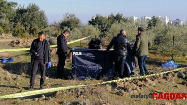 Antalya'da boş arazide erkek cesedi bulundu