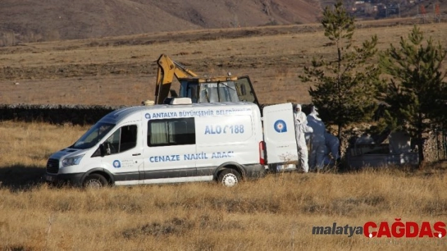 Antalya'da evinde ölü bulunan ailenin cenazeleri Erzurum'da toprağa verildi