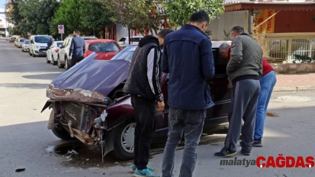 Antalya'da iki otomobil çarpıştı: 1 yaralı