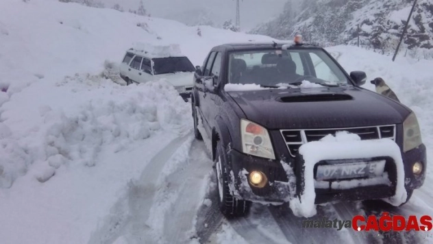 Antalya'da kar yağışı nedeniyle kapanan yollar açılıyor