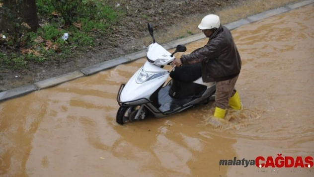 Antalya'da sağanak su baskınlarına neden oldu