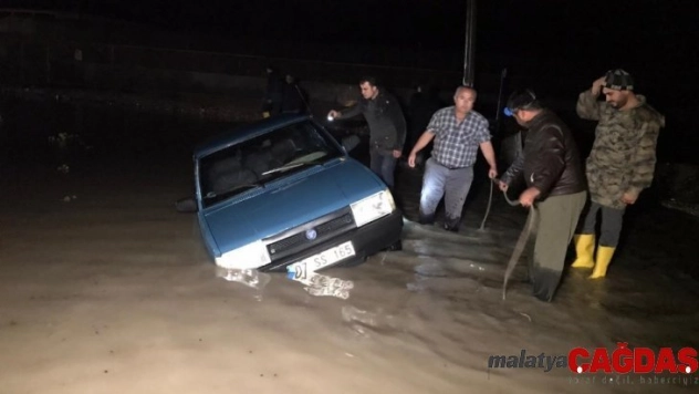 Antalya'da su basan seralarda tahliye işlemleri devam ediyor