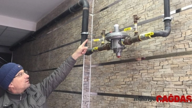 Apartmandan doğalgaz sayacı çaldılar