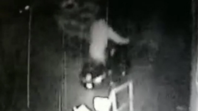 Apartmanın bahçesinden motosiklet çalan hırsızlar kameraya yakalandı