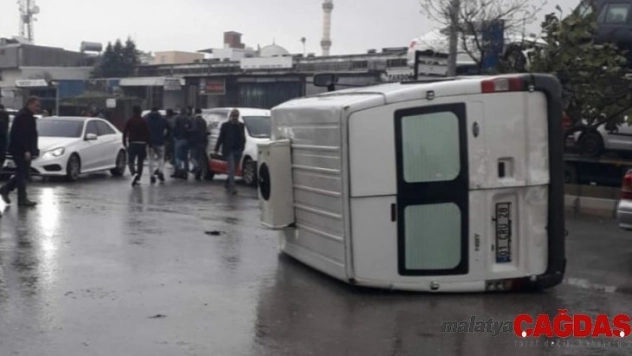 Ara yoldan kontrolsüz çıkan pikap, minibüsü devirdi