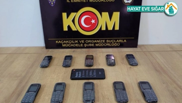 Aracın aksamlarında saklanan telefonlar ele geçirildi