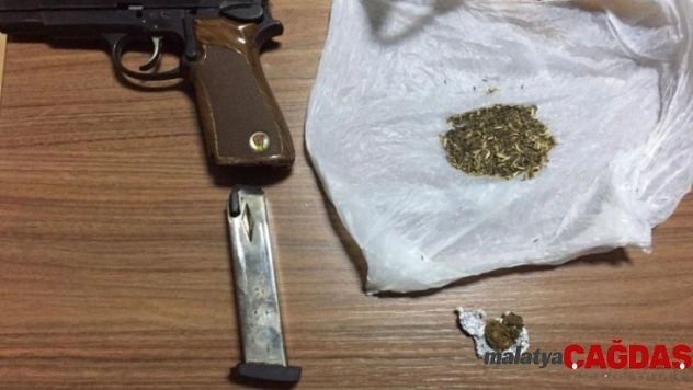 Aracında uyuşturucu ve tabanca bulunan şüpheli tutuklandı