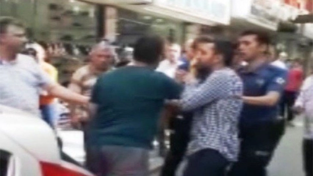 Aracını yanlış yere park eden sürücü polisi çileden çıkardı