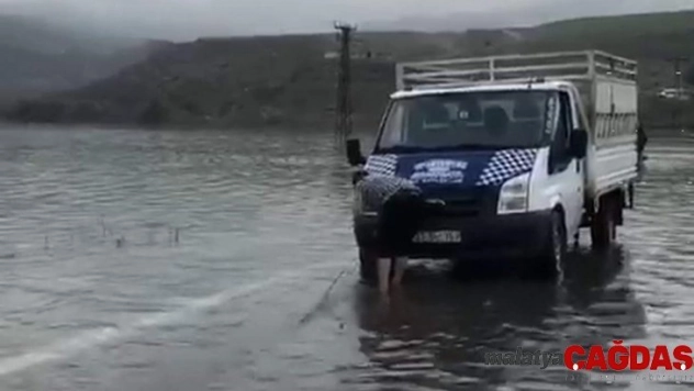 Araçlar Botan Çayı'nda mahsur kaldı