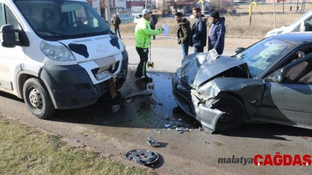 Araçlar kafa kafaya çarpıştı: 2 yaralı