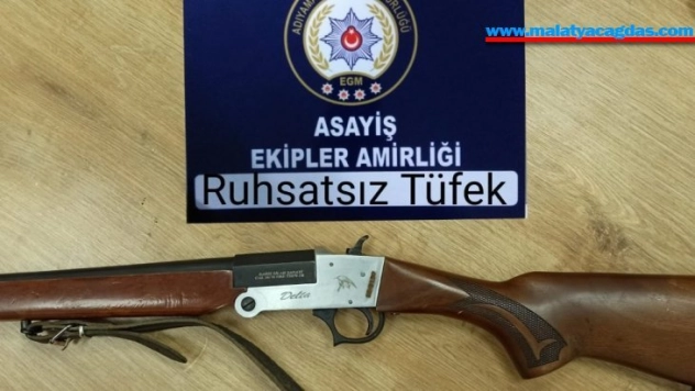 Araçlardan ruhsatsız tüfekler ele geçirildi