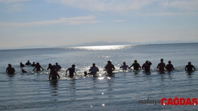 Aralık ayında sokak hayvanları için denize girdiler