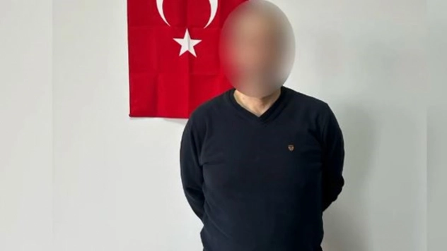 Aranan 8 şahıs yakalanarak Türkiye'ye getirildi