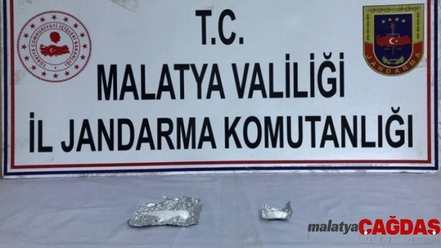 Aranan şahıs üzerinde uyuşturucu ile yakalandı