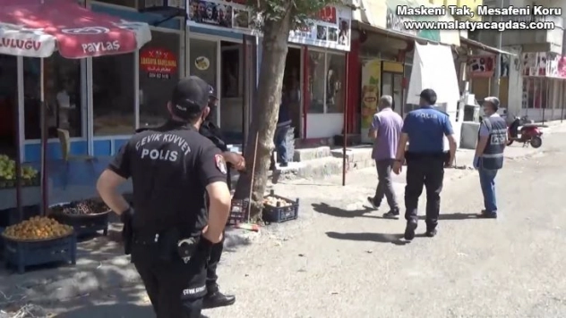 Aranan şahıslar ve göçmen kaçakçılığı uygulaması yapıldı