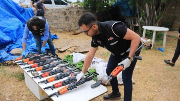 Aranan şüphelinin evinden 10 Kalaşnikof çıktı