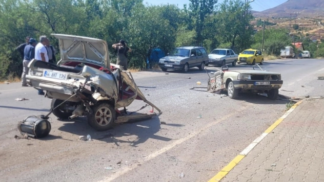 Arapgir'de Feci Kaza: Otomobil Direğe Çarptı, İkiye Ayrıldı