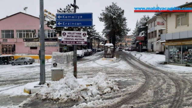 Arapgir'de korona endişesiyle boşalan sokaklar karla kaplandı
