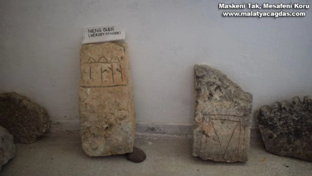 Tarihi mezar taşlarına gözü gibi bakıyor