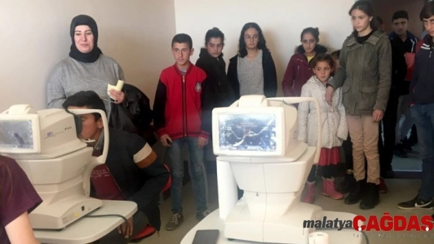Ardahan'da 'Bir Çocuk Bir Dünya Projesi' kapsamında 100 çocuğa göz muayenesi yapıldı