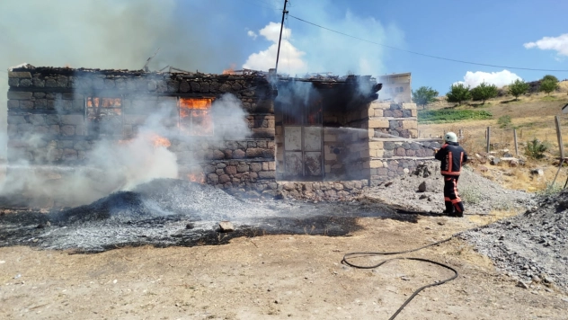 Arguvan'da Metruk Ev Yangını