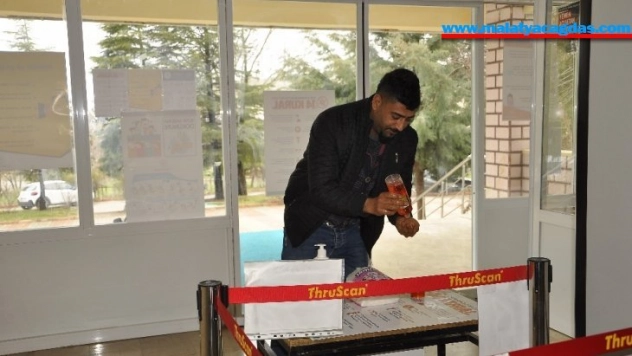 Arguvan'da resmi dairelere giriş ve çıkışta dezenfekte