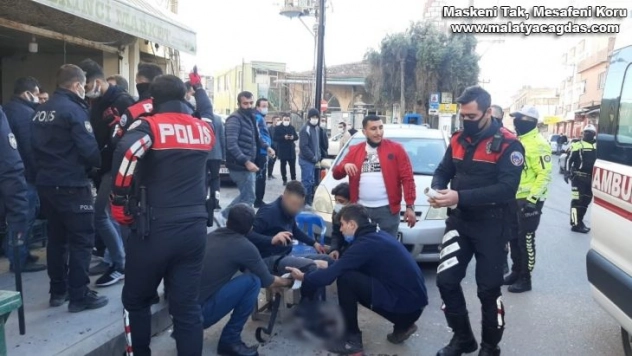 Arkadaşlar arasındaki şakalaşma bıçaklı kavgaya dönüştü: 1 yaralı