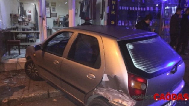 Arkasında seyreden otomobil çarptı, dükkana girdi